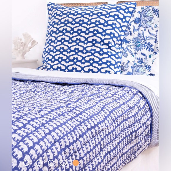 💙💙ROLLER RABBIT BLUE CATA DECORATIVE PILLOW 18X18 WITH INSERT💙💙 - Picture 3 of 5